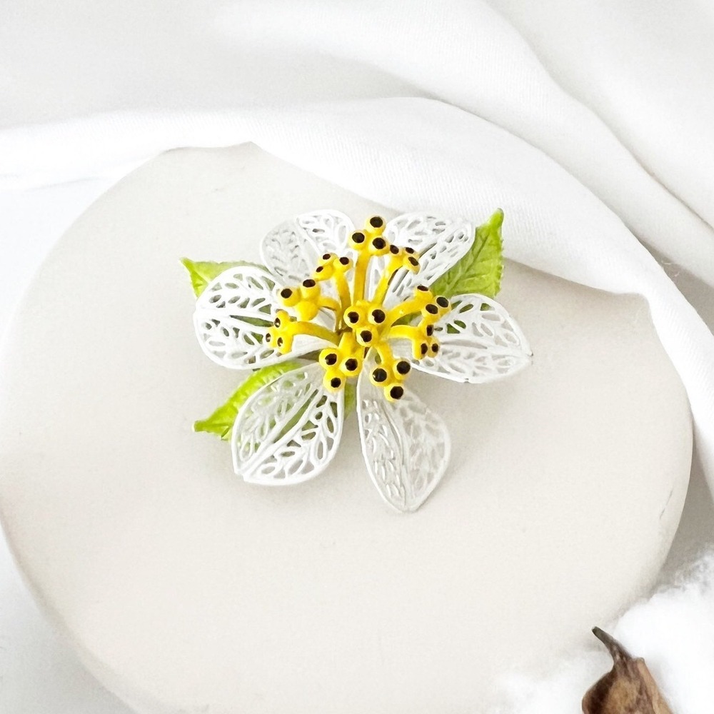 1960s Flower Brooch White Yellow Enamel Filigree Vintage‎ Floral Pin